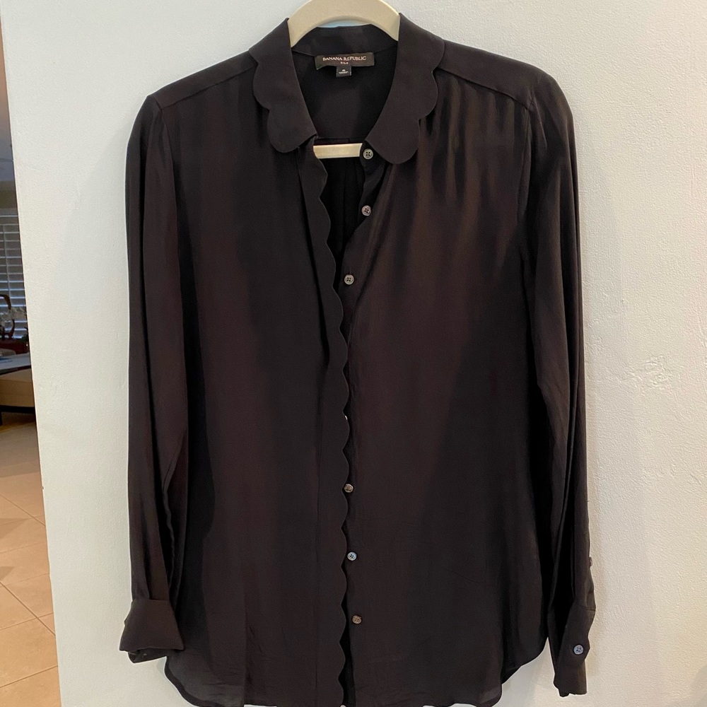 Banana Republic Silk Solid Black Scalloped Trim Blouse